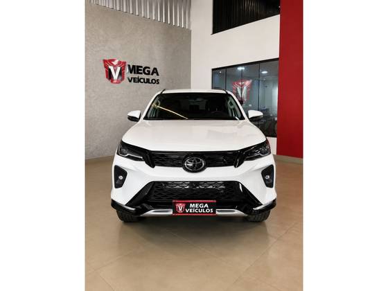 TOYOTA HILUX SW4 2.8 D-4D TURBO DIESEL SRX 4X4 AUTOMÁTICO TOYOTA HILUX SW4 2.8 D-4D TURBO DIESEL SRX 4X4 AUTOMÁTICO